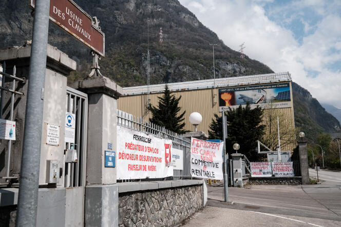Devant l’usine FerroPem des Clavaux, à Livet-et-Gavet (Isère), le 19 avril 2021.