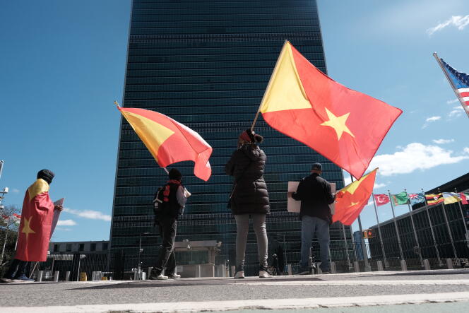 Des manifestants brandissent le drapeau du Tigré devant le siège des Nations unies, à New York, le 29 mars 2021.