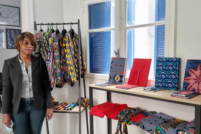 Misha Barymbi, étudiante gabonaise aux beaux-arts de Sfax, expose dans l’incubateur Kufanyaun échantillon de sa marque de vêtements et d’accessoires qu’elle veut développer en Tunisie, en avril 2021.