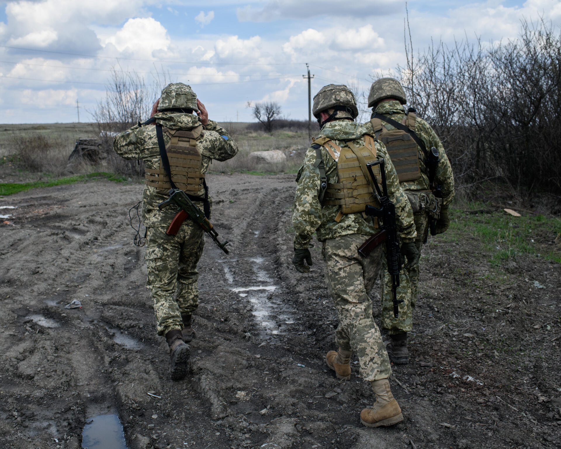 Des soldats ukrainiens se rendent sur la ligne de front située en face de la ville de Choumy, en Ukraine, le 23 avril 2021.