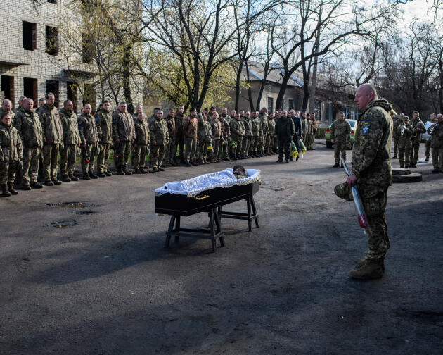 Les soldats de la brigade « Edelweiss » de l’armée ukrainienne rendent un dernier hommage au soldat Oleksandr Loutsyk, mort à 38 ans, le 22 avril 2021.