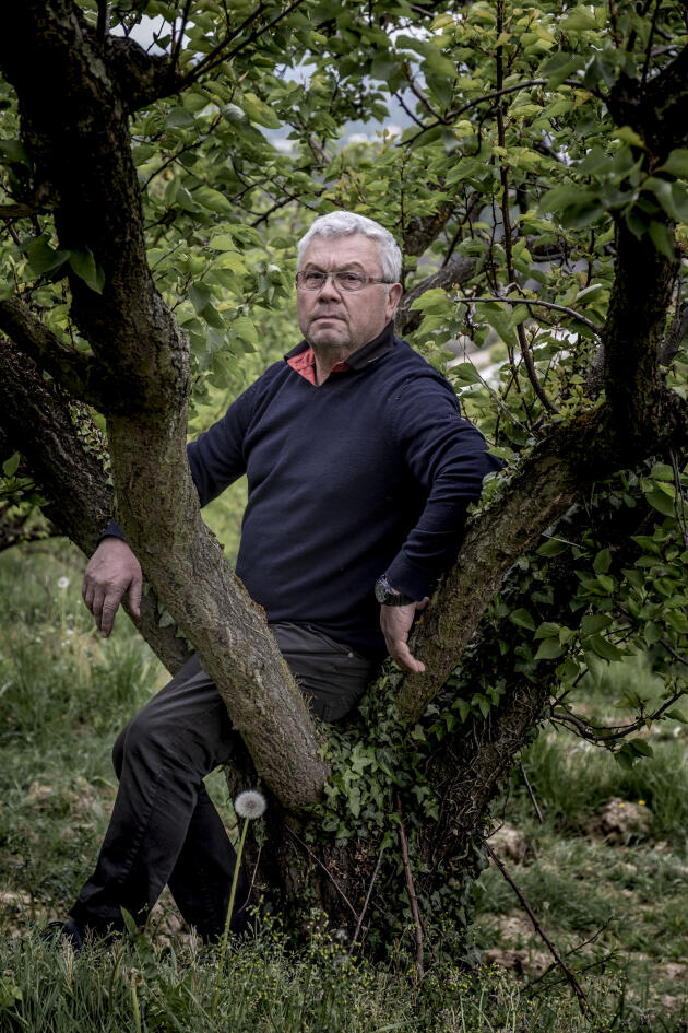Gilbert Chavas, arboriculteur à Loire-sur-Rhône, le 26 avril 2021.