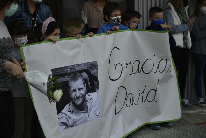 Minute de silence, le 28 avril 2021, en hommage au reporter David Beriain – l’un des deux journalistes espagnols tués par des djihadistes au Burkina Faso deux jours plus tôt –, à Artajona, sa ville de naissance, dans le nord de l’Espagne.