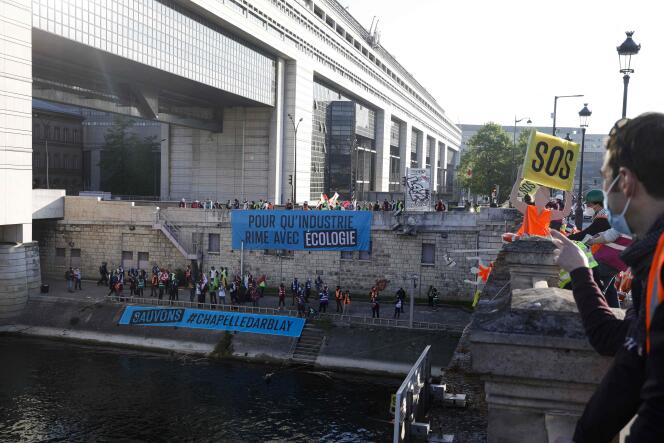 Fumigènes, banderoles, des mannequins en bois portant gilets de sécurité et pancartes « SOS » ont été lancés dans la Seine.