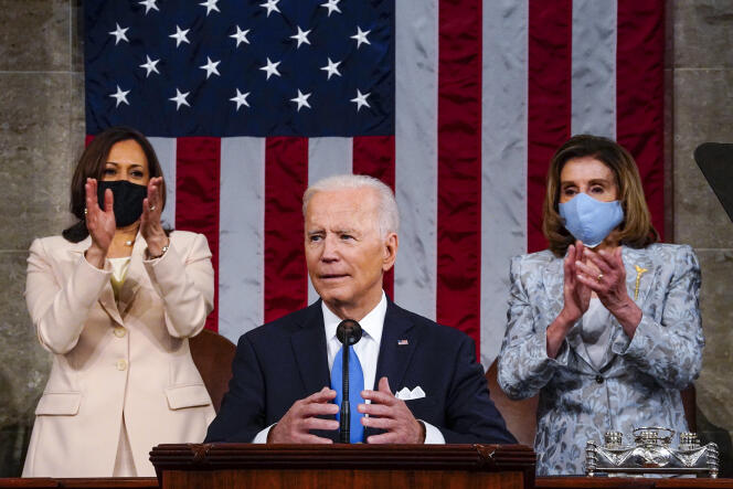 Le président américain, Joe Biden, s’adresse au Congrès le 28 avril, entouré de Kamala Harris et Nancy Pelosi.
