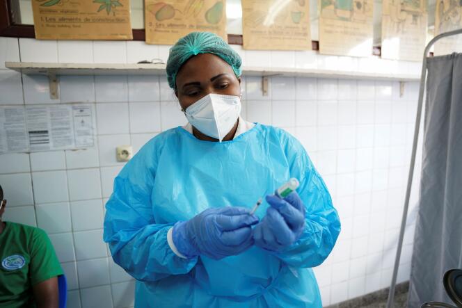 Une infirmière prépare une dose du vaccin AstraZeneca à la clinique Ngaliema de Kinshasa, en République démocratique du Congo, le 29 avril 2021.