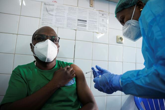 Un homme reçoit une dose du vaccin AstraZeneca, à la clinique Ngaliema, à Kinshasa, le 29 avril 2021.