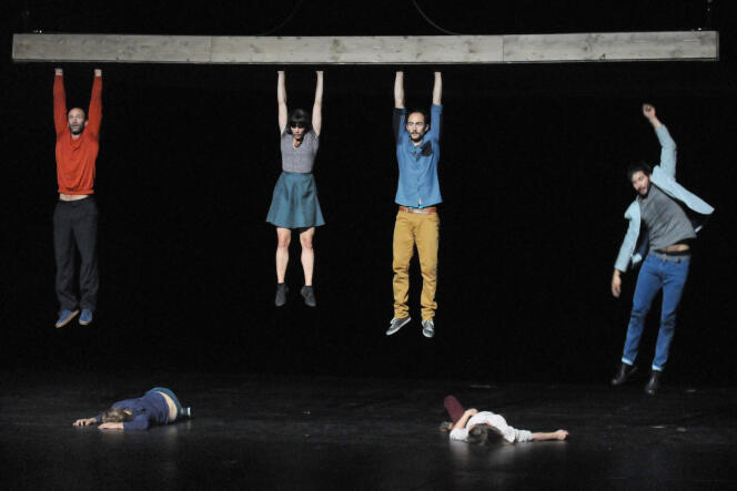 Le spectacle « Celui qui tombe » de Yoann Bourgeois présenté à l’Opera de Lyon dans le cadre de la Biennale de Danse, en septembre 2014.