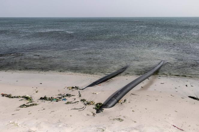 Des tuyaux provenant de l’usine chimique dans l’océan sur la plage de Petit Mbao, au Sénégal, le 26 mars.