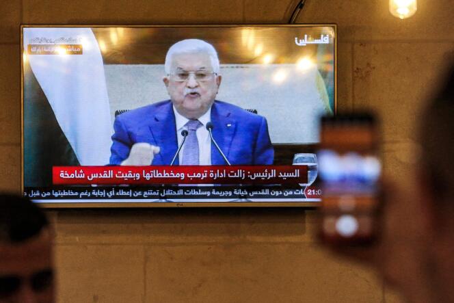 Le 29 avril, à Hébron, en Cisjordanie, retransmission télévisée du discours du président palestinien Mahmoud Abbas annonçant le report des élections législatives prévues le 22 mai.