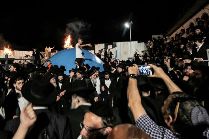 Des juifs ultraorthodoxes rassemblés autour d’un feu de joie sur la tombe du rabbin Shimon bar Yochaï, au mont Méron, dans le nord d’Israël, le 29 avril.