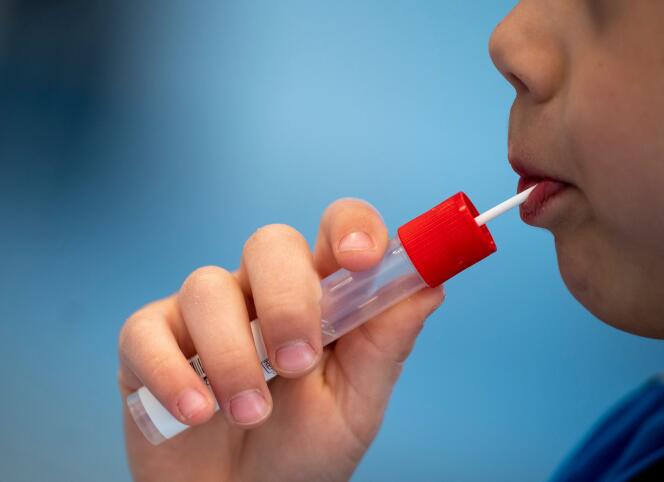 Un enfant se fait tester au Covid-19 avec une sucette développée par le laboratoire de l’hôpital Kaiser-Franz-Joseph de Vienne, le 28 avril.
