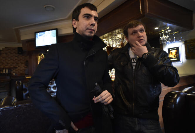 Vladimir Kouznetsov (à gauche) et Alexeï Stolyarov, un duo d’amuseurs russes  connus comme « Vovan » et « Lexus », en interview avec l’AFP dans un bar de Moscou, le 14 mars 2016.