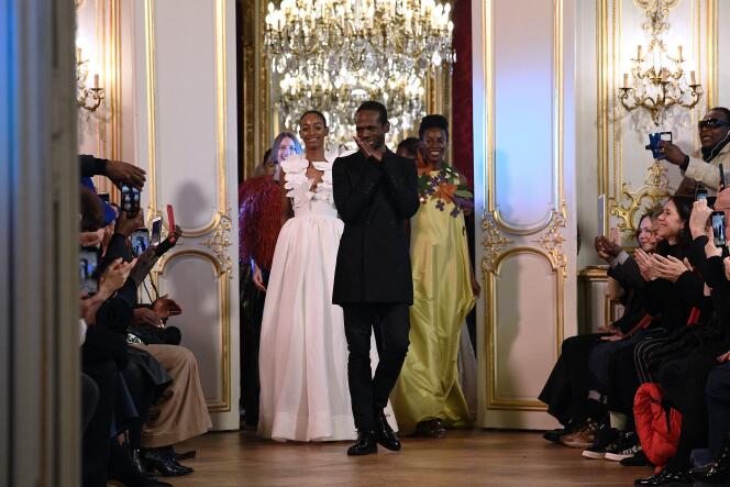 Le créateur camerounais Imane Ayissi à la fin du défilé de sa collection haute couture printemps-été 2020 pour femmes, à Paris, le 23 janvier 2020.