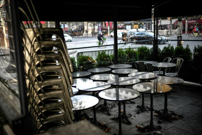 Terrasse fermée d’un restaurant des Champs-Elysées, à Paris, le 12 novembre 2020.