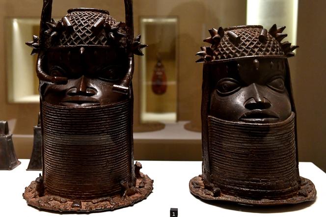 Têtes royales en bronze de l’ancien royaume du Bénin, dans le sud de l’actuel Nigeria, de la fin du XVIIIe siècle au musée du quai Branly-Jacques Chirac à Paris, en mai 2018.