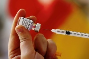 Préparation d’une dose du vaccin Pfizer, dans un centre de vaccination à Nice, le 29 avril 2021.