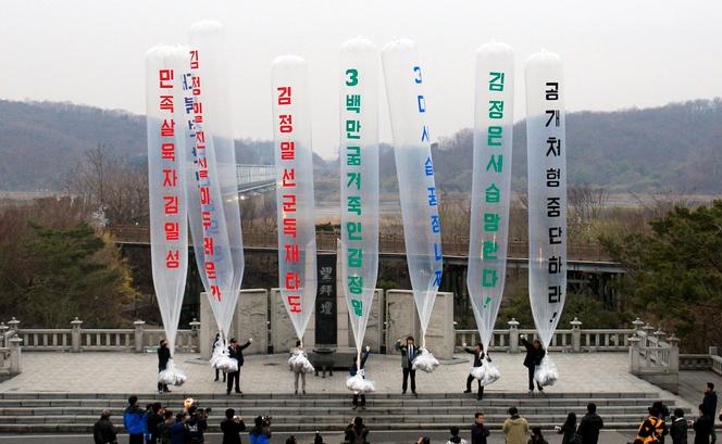 Lors d’un envoi de tracts vers la Corée du Nord, en 2011. Au centre, Park Sang-hak, réfugié nord-coréen et président de l’Association des combattants pour une Corée du Nord libre