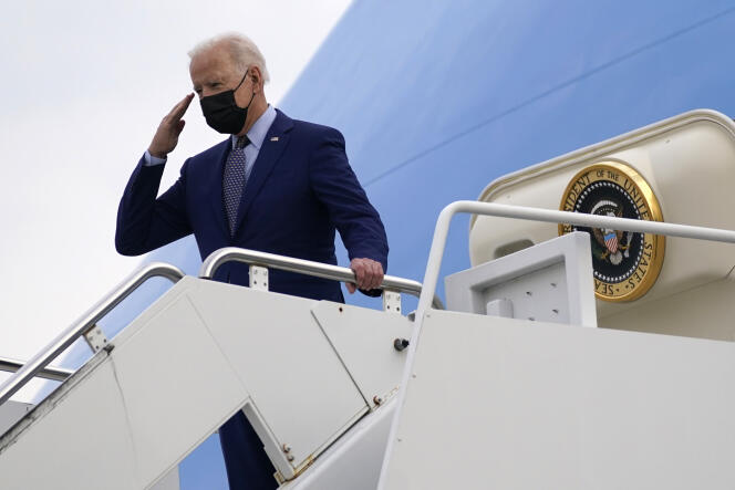 رئیس جمهور جو بایدن در جورجیا هنگام سوار شدن به هواپیمای ریاست جمهوری برای بازگشت به واشنگتن در تاریخ 29 آوریل.