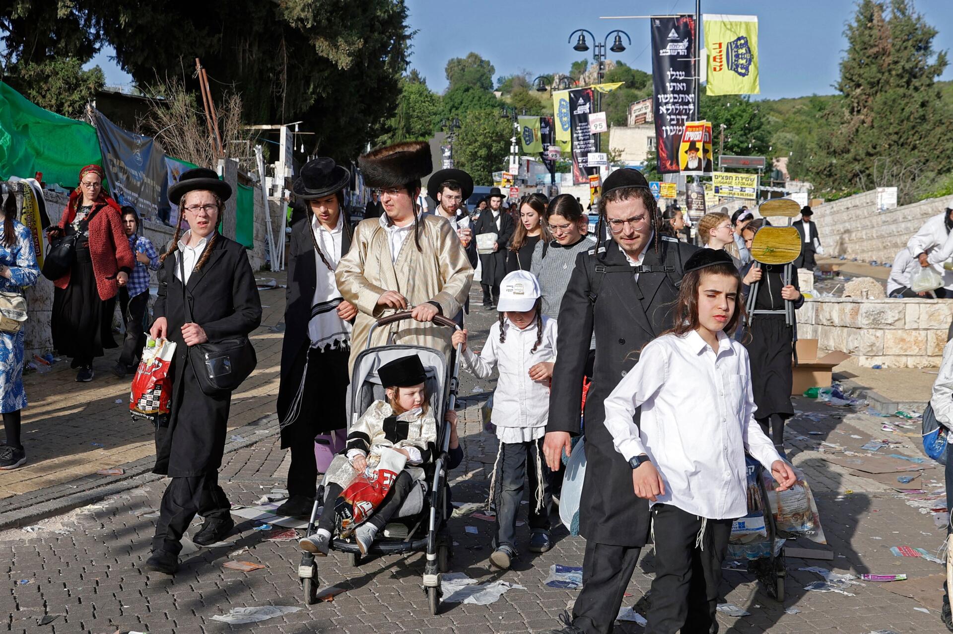 Des familles ultraorthodoxes se rendent sur le site des célébrations du mont Méron, le 30 avril, au lendemain de la bousculade mortelle.