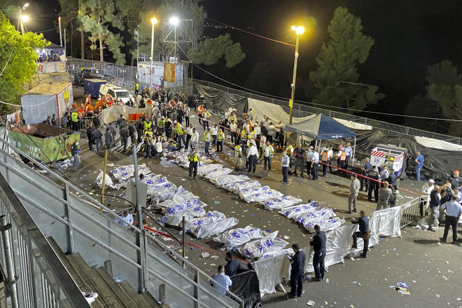 Les responsables de la sécurité et les sauveteurs israéliens se tiennent autour des corps des victimes mortes lors des célébrations au mont Méron, le 30 avril.