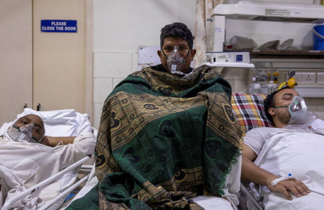 Un patient atteint de Covid reçoit des soins à l’hôpital de la Sainte-Famille, à Delhi, le 19 avril.