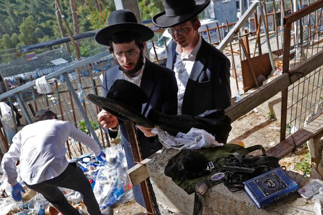 Des juifs ultraorthodoxes regardent des objets personnels retrouvés sur les lieux de la bousculade au mont Méron, dans le nord d’Israël, le 30 avril 2021.