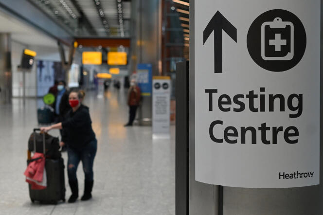 Un panneau indique un centre de test pour le Covid-19, à l’aéroport d’Heathrow à Londres, le 9 février 2021.