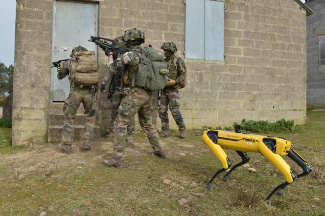 Exercice robotique aux Écoles de Saint-Cyr Coëtquidan 29 au 31 mars 2021, un robot de Boston Dynamics accompagne les soldats.