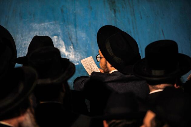 Des juifs ultraorthodoxes prient lors des célébrations de Lag Baomer au mont Méron, la nuit du 29 avril