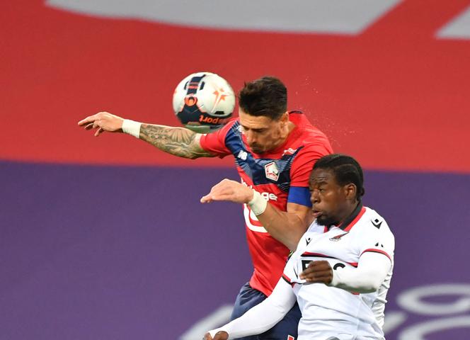 Lille a dominé Nice, à l’image de son capitaine Fonte (maillot rouge), samedi 1er mai, à Villenveuce d’Ascq.