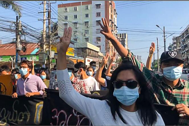 Des manifestants à Rangoun, le 2 mai 2021.