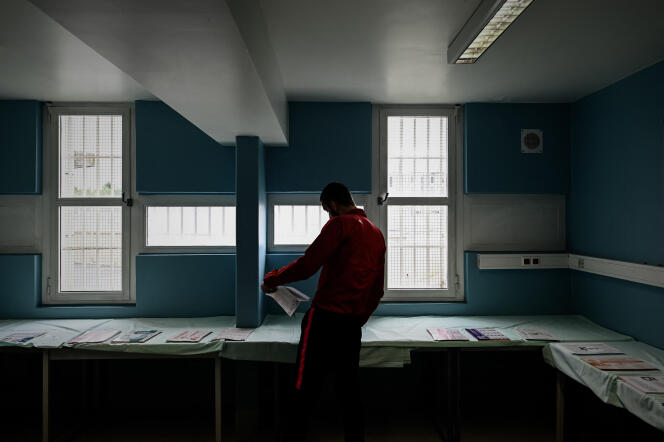 Un détenu dans le bureau de vote de la prison de Fleury-Mérogis (Essonne), lors des élections européennes, le 21 mai 2019.