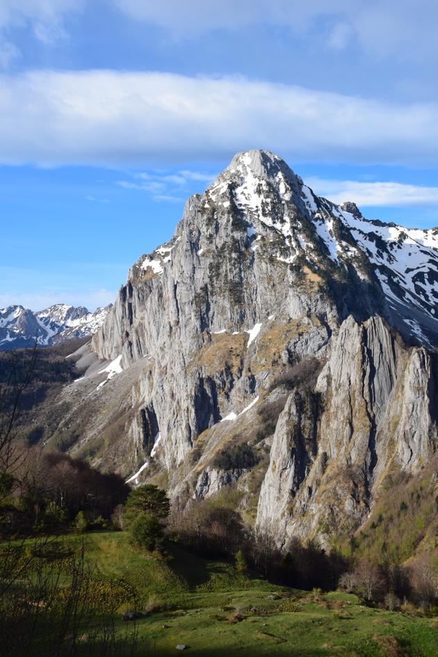 le cirque de lescun une ile verdoyante posee au milieu des pyrenees