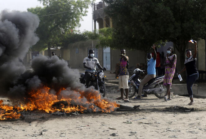Manifestation contre le Conseil militaire de transition mené par Mahamat Idriss Déby Itno, le fils du président décédé, le 27 avril à N’Djamena.