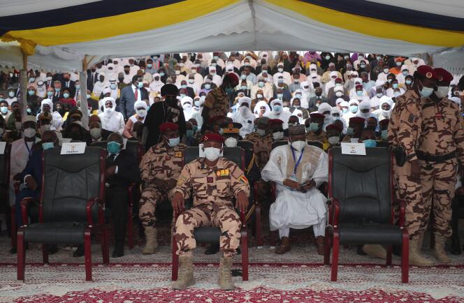 Le général Mahamat Idriss Déby Itno (au premier plan), lors des funérailles de son père, Idriss Déby Itno, le 23 avril à N’Djamena, au Tchad.