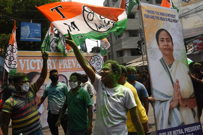 Des partisans du Trinamool Congress célèbrent leur victoire lors des régionales au Bengale-Occidental, le 2 mai 2021 à Calcutta, en Inde.