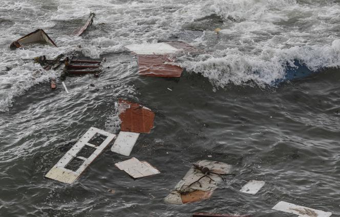 Des débris flottent à la surface de l’océan près des côtes de San Diego, après la naufrage d’un bateau de passeurs, dimanche 2 mai.