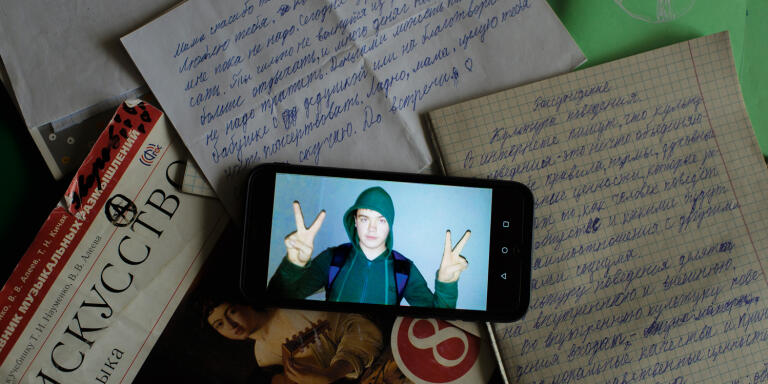 Les cahiers d'Žcolier et les lettres de Nikita Ouvarov, 15 ans, accusŽ de terrorisme, dans la ville de Kansk, en SibŽrie.