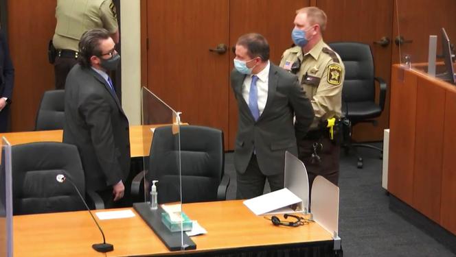L’ancien policier de Minneapolis Derek Chauvin, au centre, et son avocat, Eric Nelson, lors du procès pour la mort de George Floyd, à Minneapolis, le 20 avril 2021.