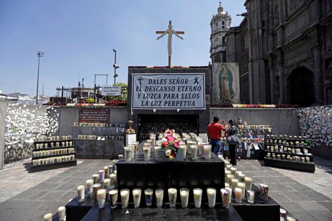 Site commémoratif à l’extérieur de la basilique de Guadalupe pour les victimes du coronavirus à Mexico, au Mexique, le 10 avril 2021.