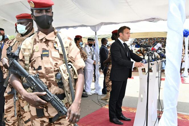 Le président français Emmanuel Macron prononce un discours lors des funérailles  du président tchadien Idriss Deby à N’Djamena le 23 avril 2021.
