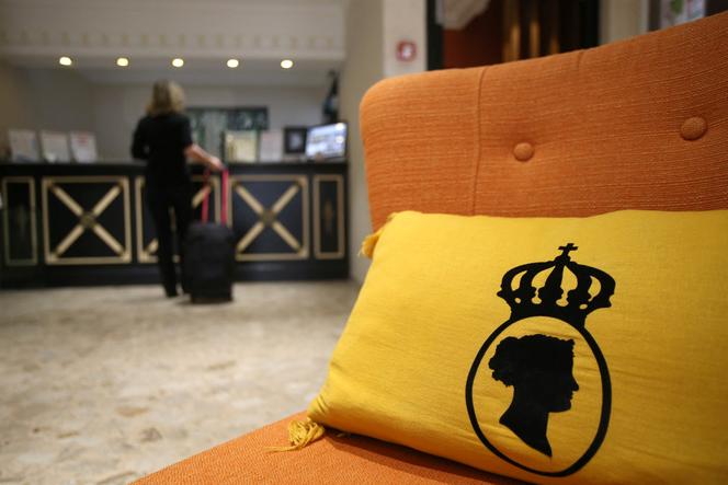 Une femme se présentant à l’accueil de l’hôtel Napoléon, à Ajaccio, le 12 avril 2021.