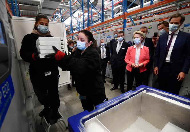 La présidente de la Commission Européenne, Ursula von der Leyen, visite de l’usine de production du vaccin Pfizer, à Puurs (Belgique), le 23 avril.