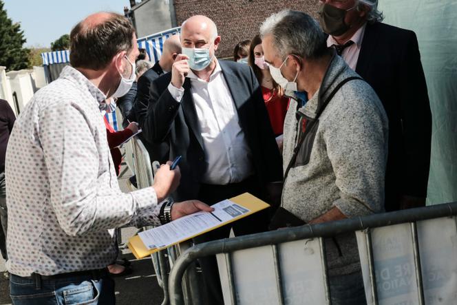 Laurent Pietraszewski parle avec des personnes venues se faire vacciner au centre municipal de santé de Nogent-sur-Oise, le 23 avril 2021.