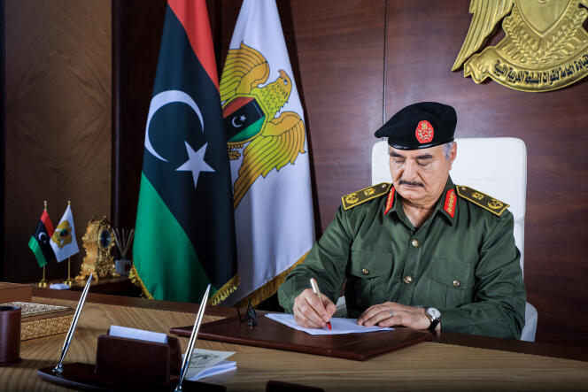 Le commandant en chef de l’Armée nationale libyenne (ANL), Khalifa Haftar, à son bureau à Benghazi, en Libye, dans une photo publiée en septembre 2020 par le service presse de l’ANL.