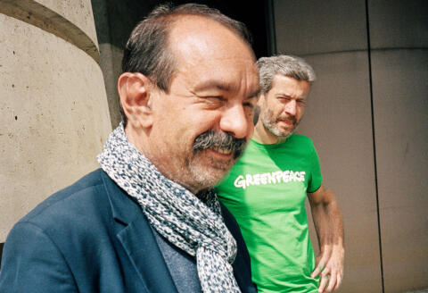 Portrait de Philippe Martinez (CGT) et Jean-François Julliard (Greenpeace) pour M le magazine du monde, sur les quais au pied du ministère des finances à Bercy à l'occasion d'une action coordonnée de la CGT et de Greenpeace en faveur de l' usine de Chapelle Darblay.