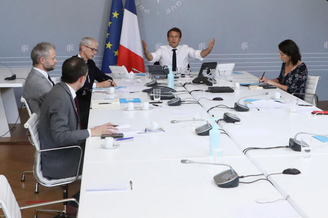 Capture d’écran de la visioconférence du 6 mai 2020 à l’Elysée avec, de gauche à droite : Joseph Zimet, conseiller en communication ;  Franck Riester, à l’époque ministre de la culture ; Emmanuel Macron ; Anne de Bayser, alors secrétaire générale adjointe de l’Elysée.