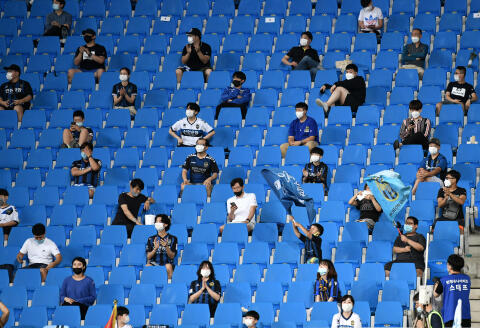 Football fans cheer during the South Korean K-League football match between Incheon United FC and Gwangju FC in Incheon on August 1, 2020. - South Korea started letting limited numbers of fans back into baseball and football stadiums as authorities seek to restore normality after the coronavirus crisis. (Photo by Jung Yeon-je / AFP)