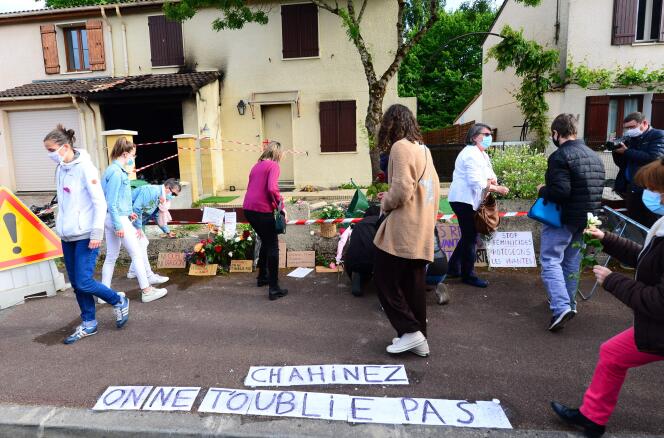 Des personnes rendent hommage à Chahinez Boutaa, tuée par son mari devant son domicile, à Mérignac le 4 mai.